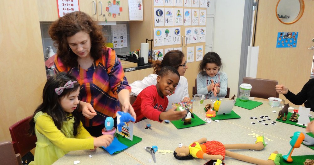 Children and a pedagogue building inventions from reused materials in Retoy Lab